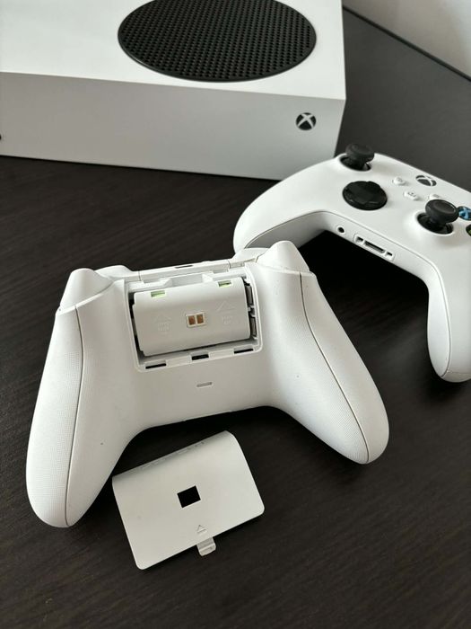 Xbox Series S + 2 controllere + statie de incarcare