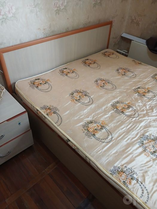 Продам б/у 2х спальную кровать с матрасом