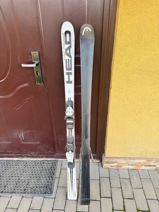 Vând schiuri diferite marimi