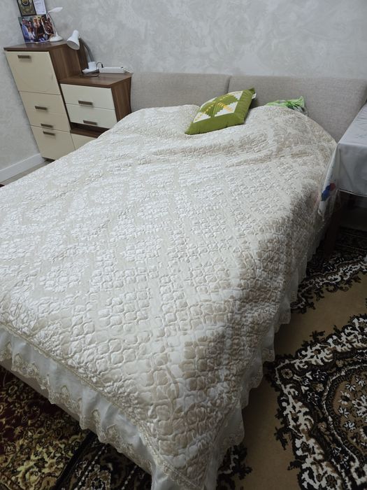 Продам двухспальную кровать с матрасом