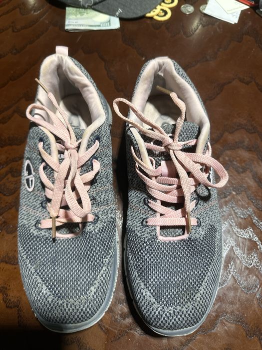 Кроссовки женские