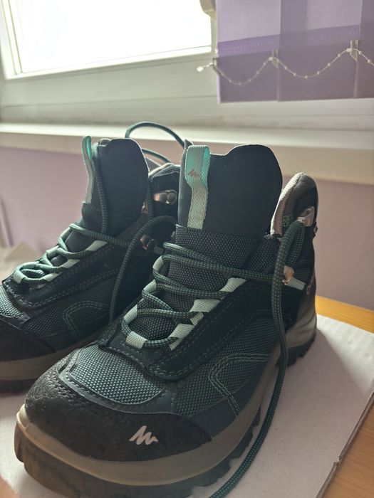 Дамски непромокаеми туристически обувки QUECHUA