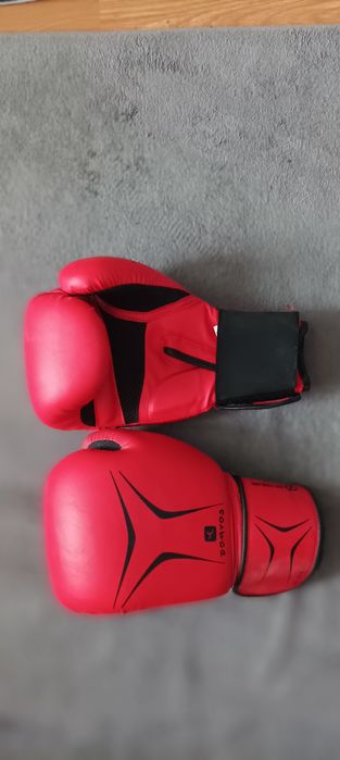 Боксова круша и ръкавици