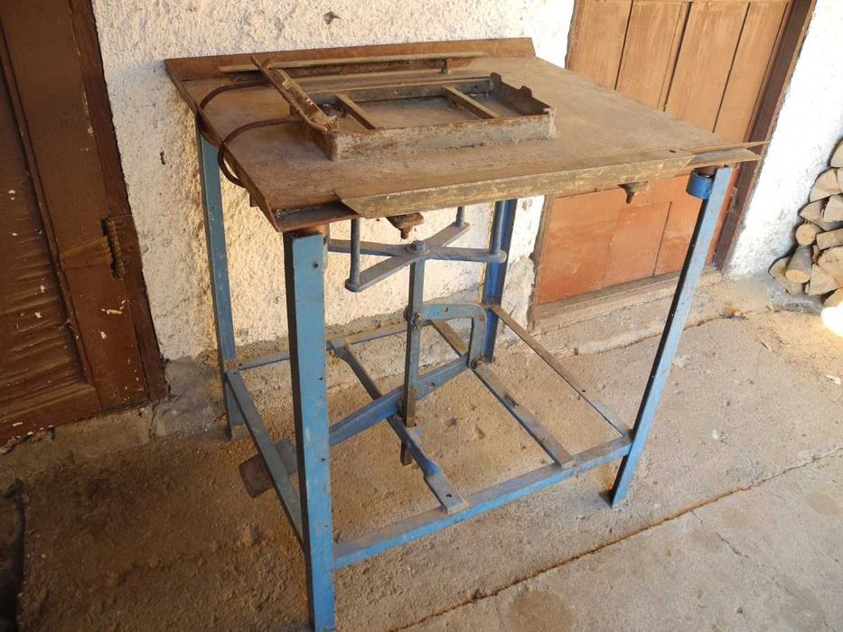 Dispozitiv (Masă) de confecționat țigle și coame din mortar de ciment.