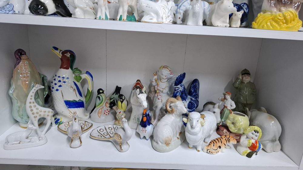 В продаже статуэтки