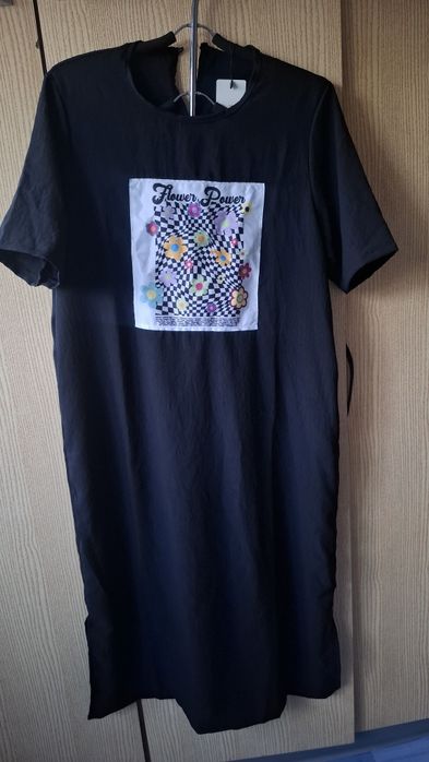 Дълга черна рокля с цветна платка