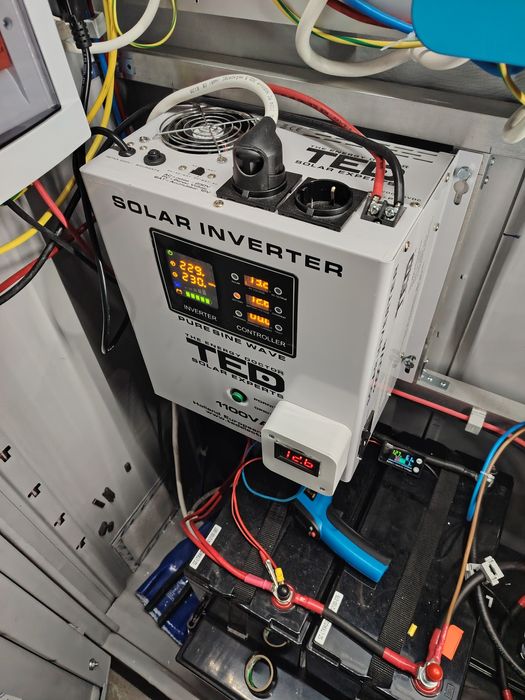 Vând invertor solar