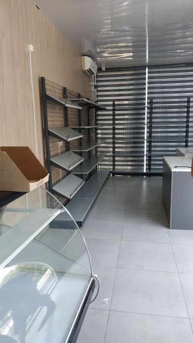 Продаются витринные полки и стеллажи для магазина