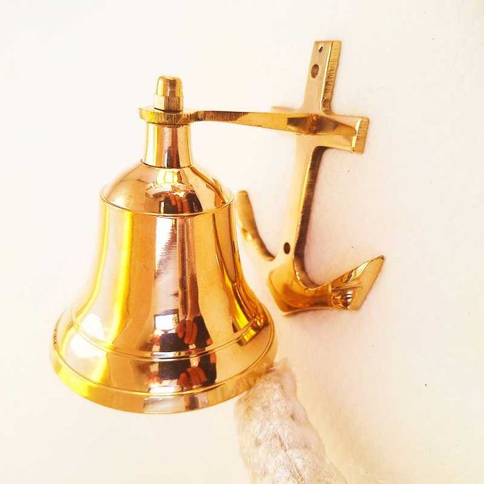 Бронзова камбанка със стойка.