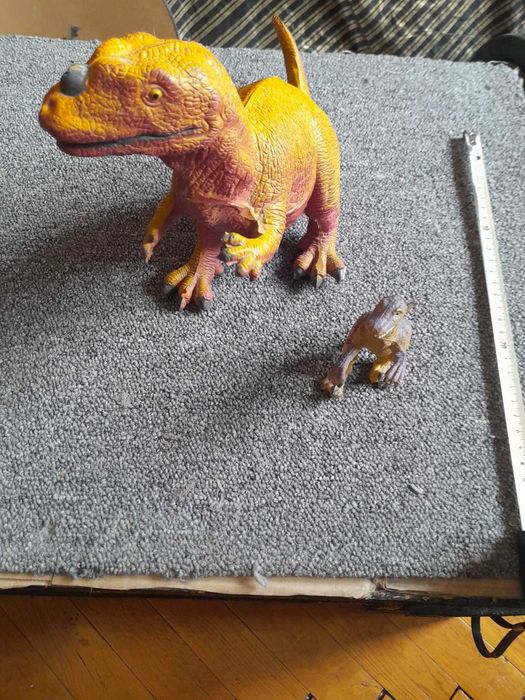 Два гумени динозавъра играчки