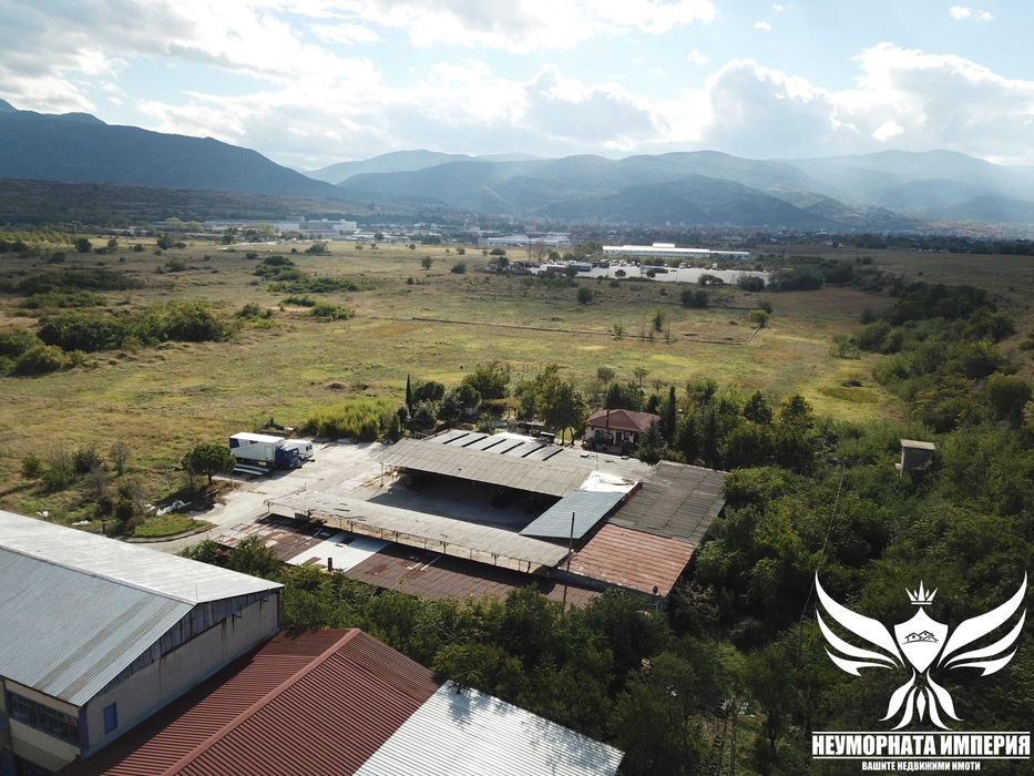 Продавам складова база, къща с постройки и парцел 7700кв в Асеновград