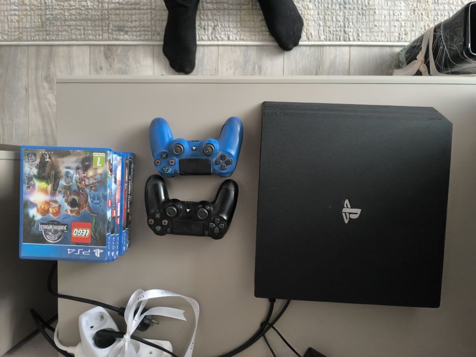 PlayStation 4 Pro + 2 геймпада + комплект игр