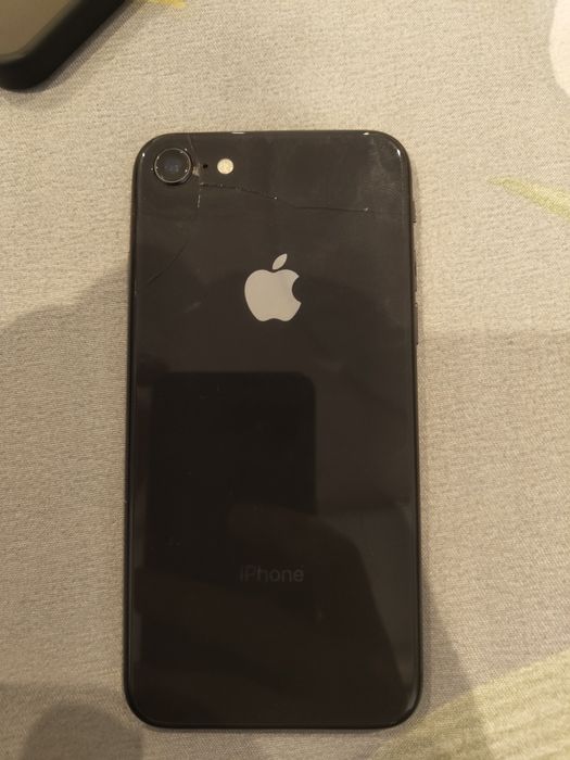 Iphone 8 64gb aybi yoq hamma joyi iwlidi batareya uselinniy qoyilgan: 600 000 so’m