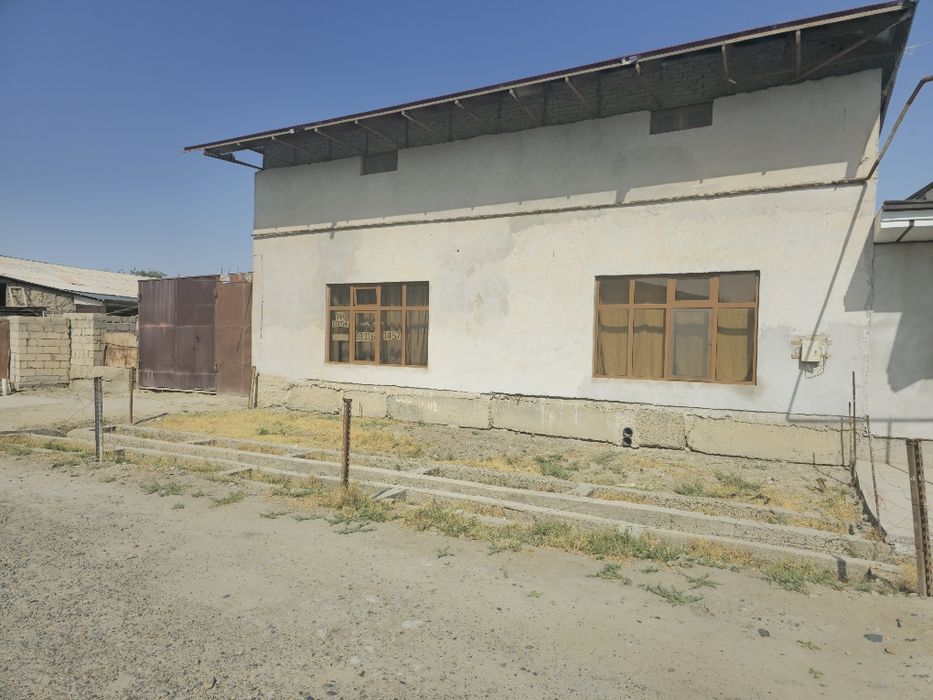 Karmana tumanida hovli sotiladi