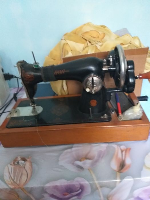 Швейная машинка старинная.