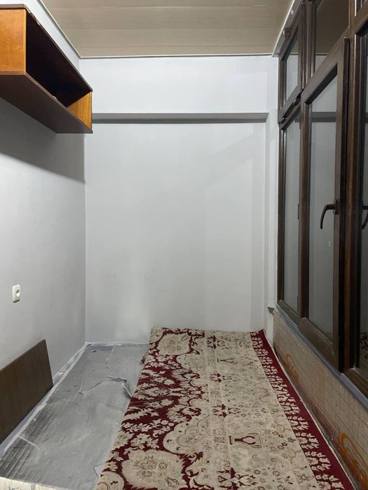 1 комната с балконом со всеми удобствами..
Ко