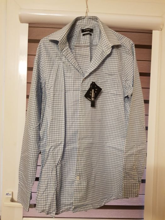 Cămăși de bărbat diferite mărimi noi cu mîneca lungă din bumbac.