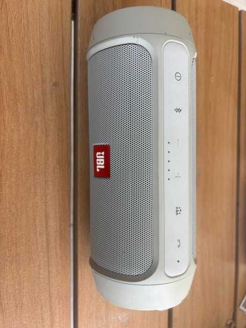 JBL Charge 2+ – funcțională, cu distorsiuni audio – pentru reparație