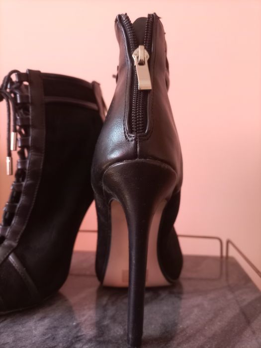 Летни сандали на ток Guess