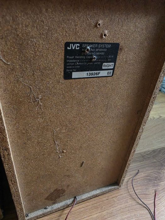 Set boxe JVC si una diferita