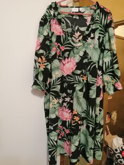 Ефектна рокля на цветя Vila