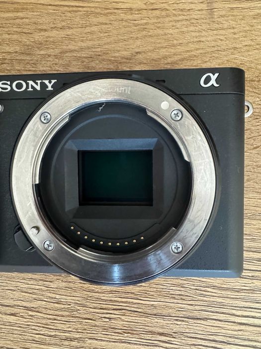 Продавам фотоапарат Sony A6300