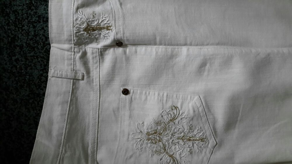 Капри белые женские