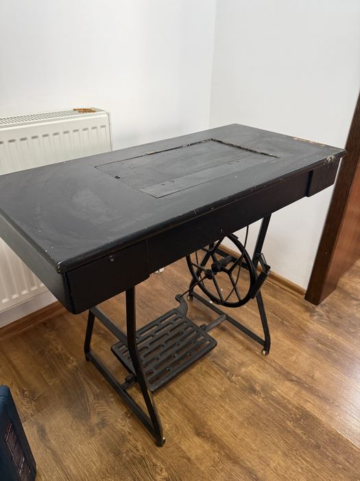 Masina cusut cu pedala