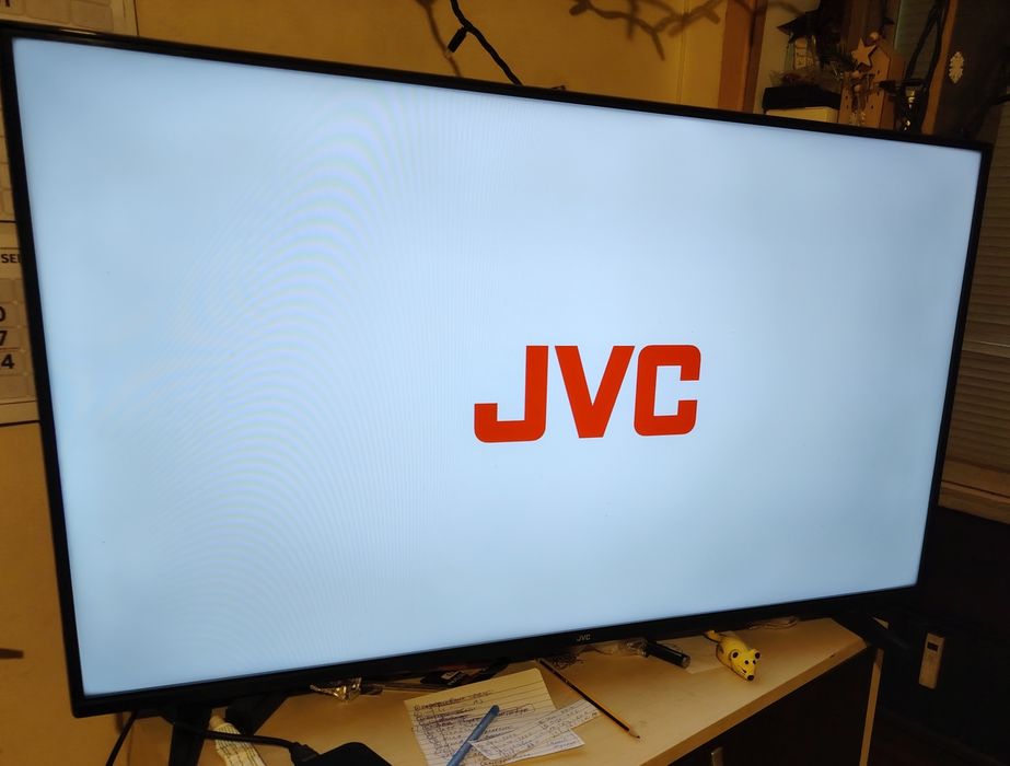 Телевизор JVC, 43 инча, Smart, LED, модел :LT-43VAF3300, много запазен с една година остатъчна гаранция.