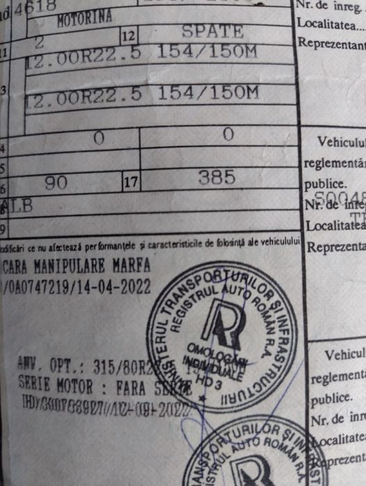 Camion cu macara forestieră