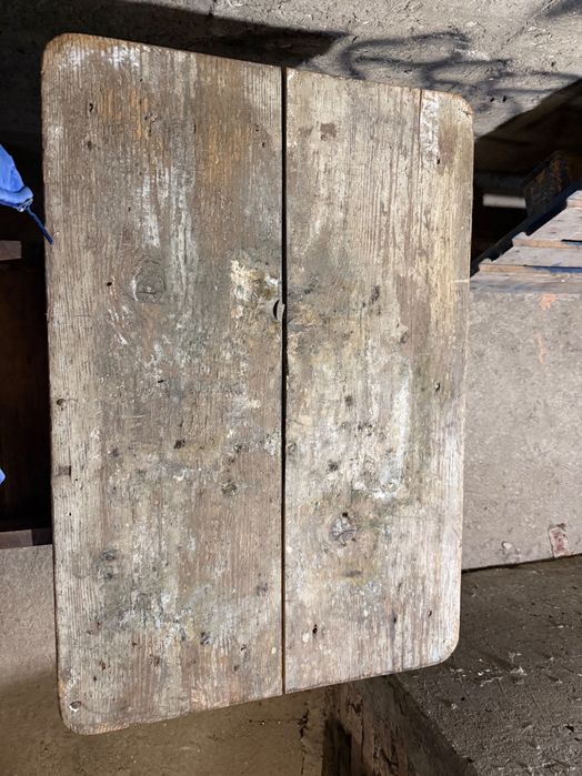 Продавам дървена маса, стабилна