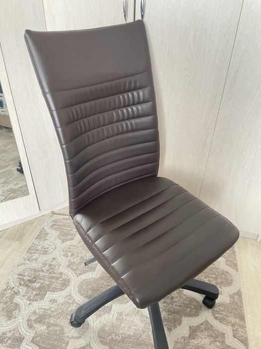 Офисное кресло кожаное