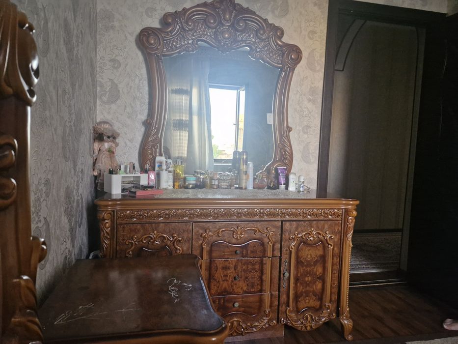 Продаётся китайская спальгая мебель