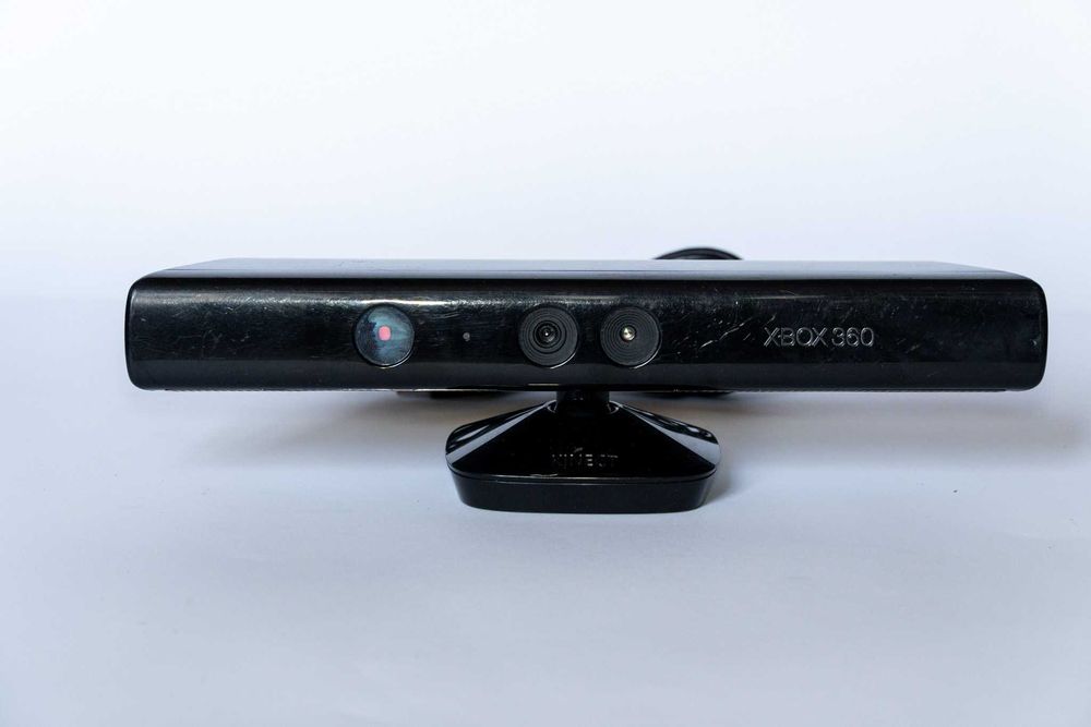 Продавам Xbox 360 E (Slim) 250GB Kinect, черен.