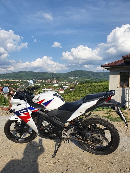 Vând Honda CBR 125R cat.A1 16 ani
An 2005 
Stare bună 
Întreținut : sc
