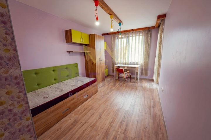 Тристаен апартамент, Левски