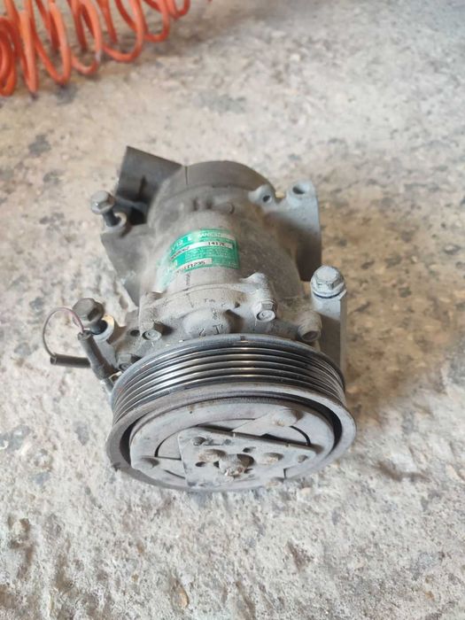 Продавам Рено Канго на части