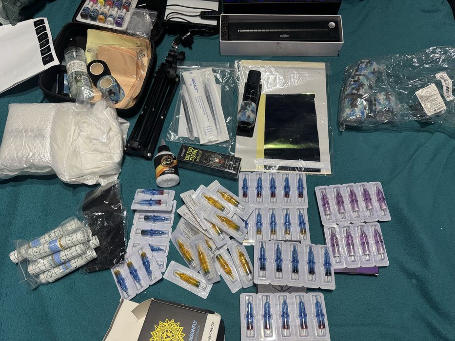 Kit tatuat COMPLET– aproape nou- stare excelenta