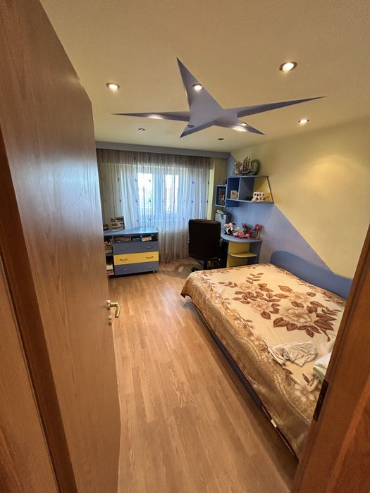 Apartament 4 camere+2 bai +garaj, etaj 6 lângă hotel City.