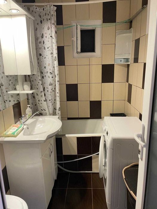 Inchiriez apartament 3 camere.