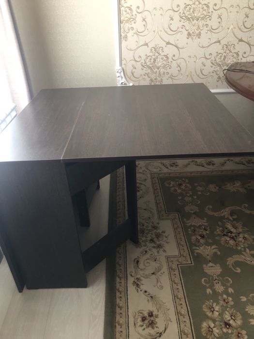 Стол раскладывается и собирается