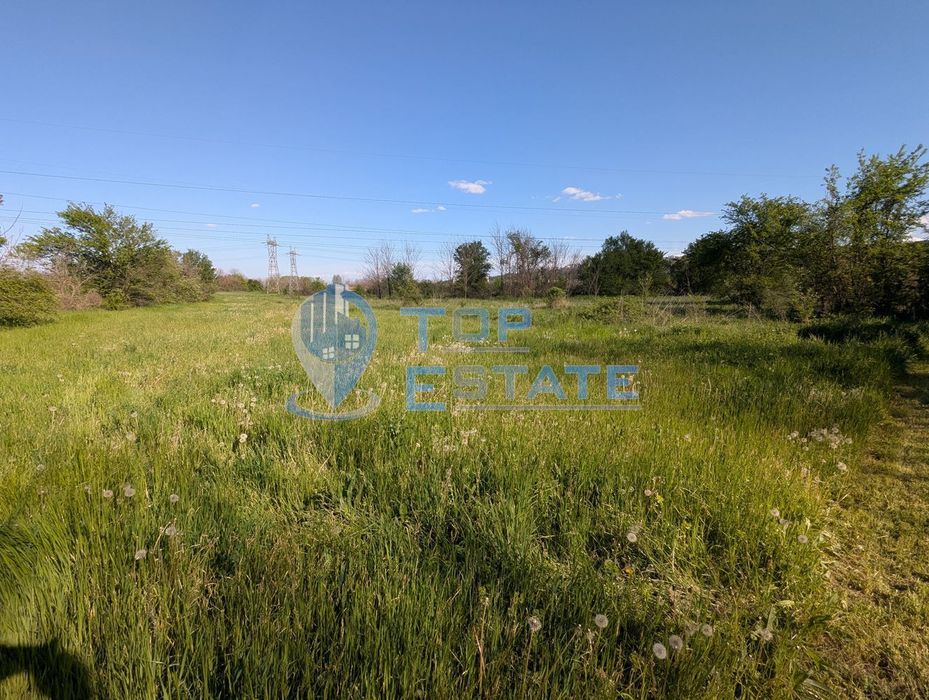 Голям парцел в регулация в покрайнните на село Първомайци, област Вел