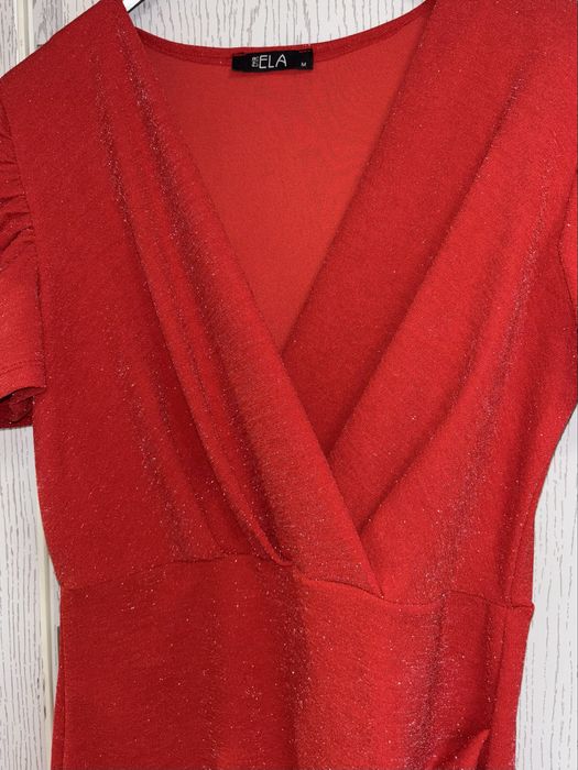 Дамска червена рокля с блестящи частици