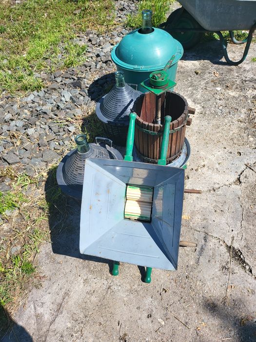 Zdrobitor, presa și 3 damigene