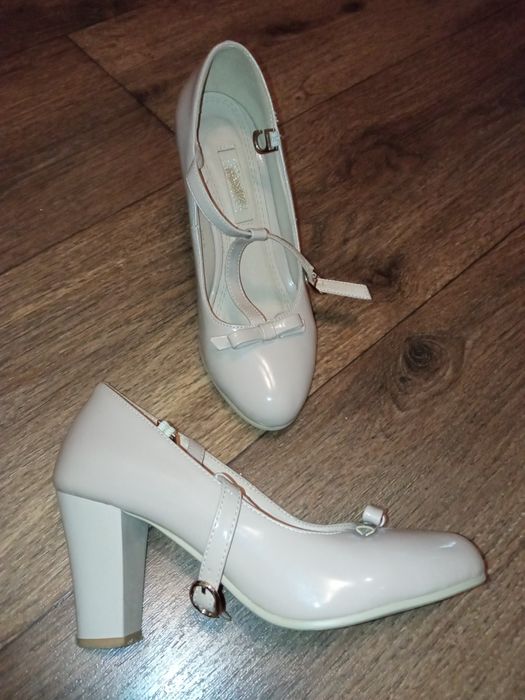 Женские туфли бежевого цвета