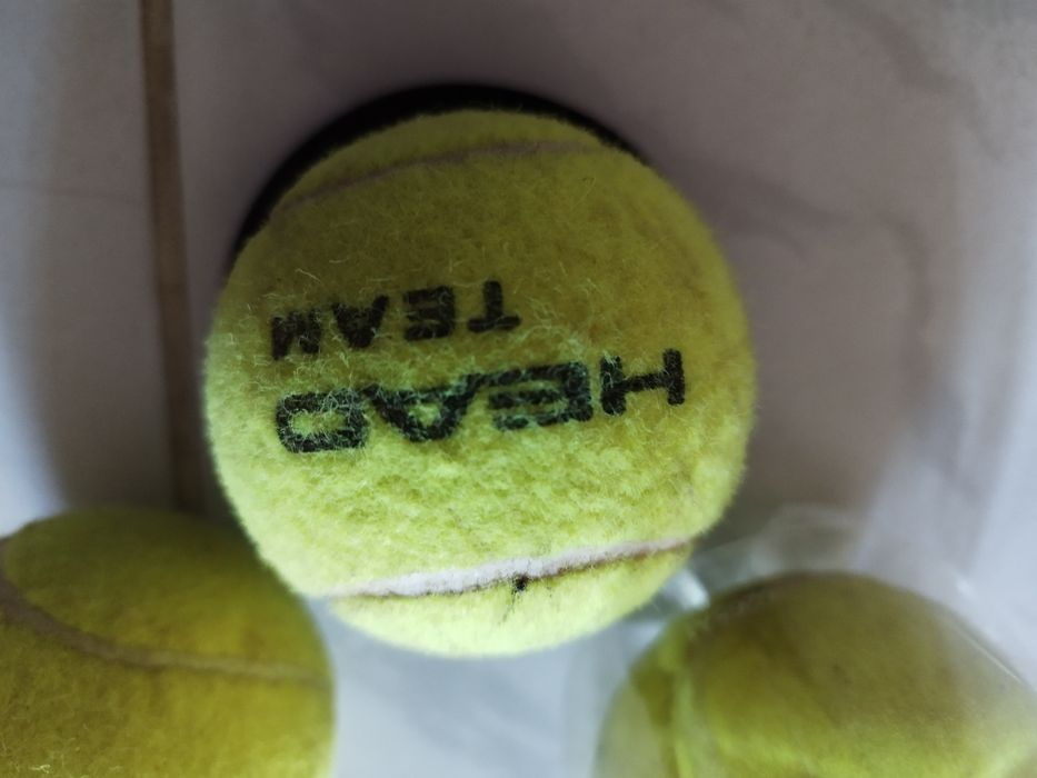 Mingi și grip pentru rachetă de tenis