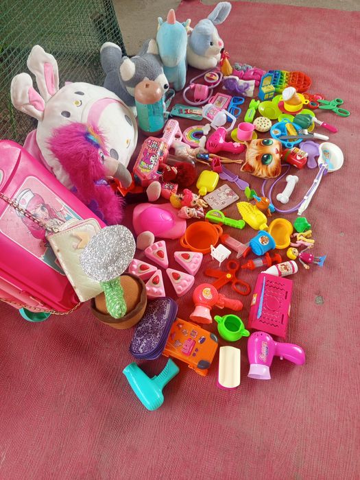 Девочкам игрушки за всё 3000 .