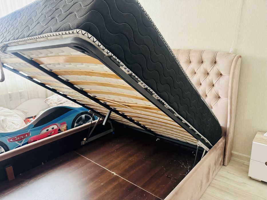 Кровать двуспальная с матрасом