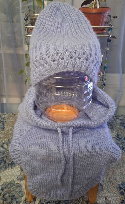 Продается голубой капор и шапочка бини.