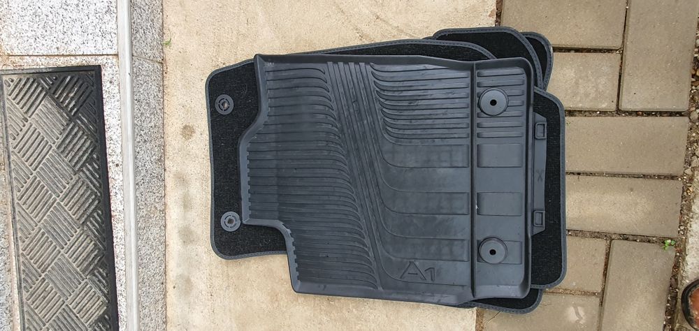 Vând covorașe auto Audi A1